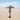 Eine Frau steht am Strand und streckt sich in der Sonne